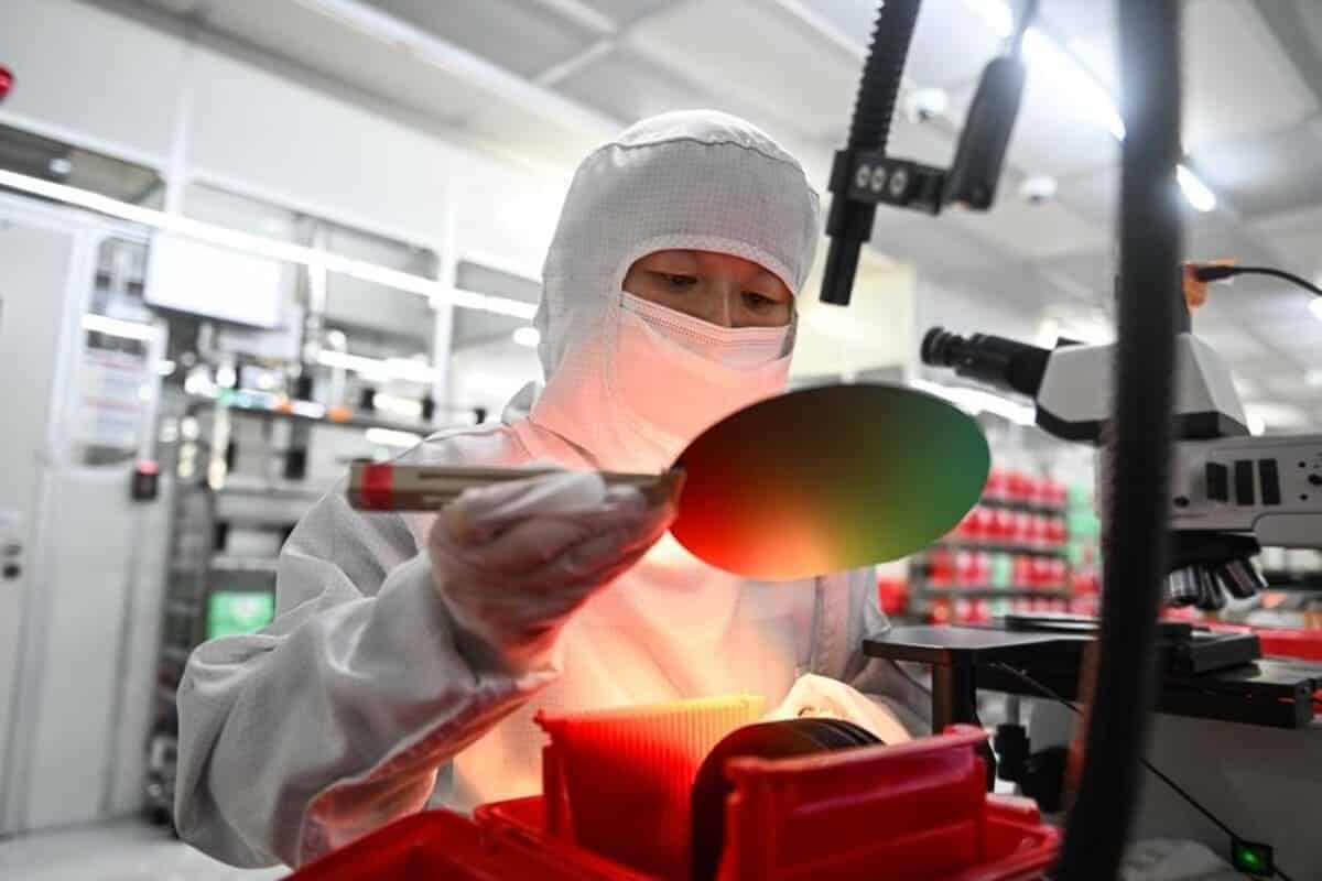 Сотрудник нанотехнологической компании в промышленном парке Сучжоу в Сучжоу, провинция Цзянсу / © Xinhua