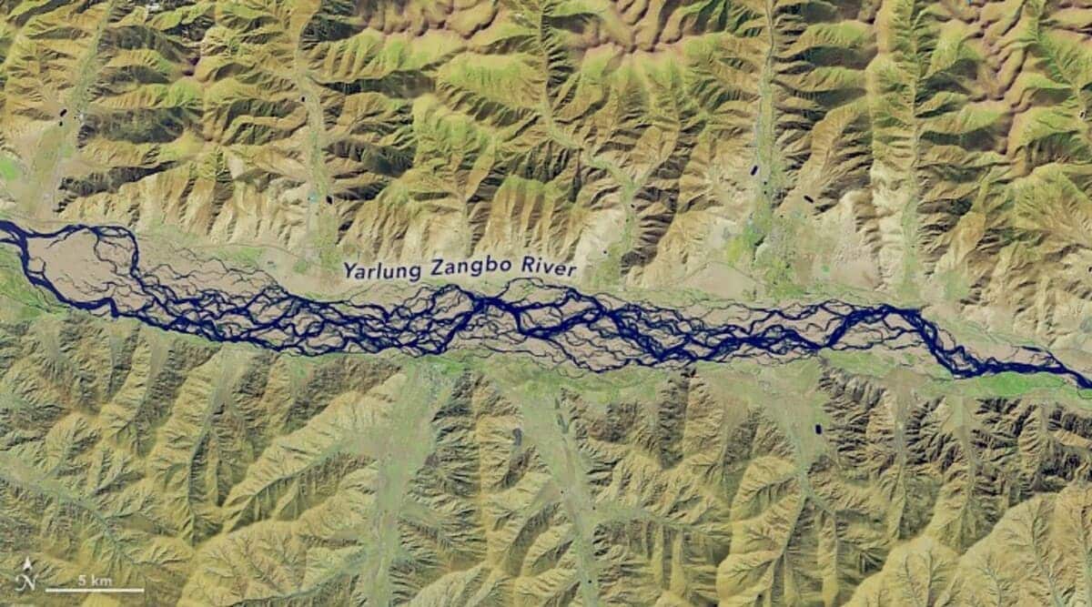 Спутники показали, как менялось русло самой высокогорной реки в мире / © NASA Earth Observatory