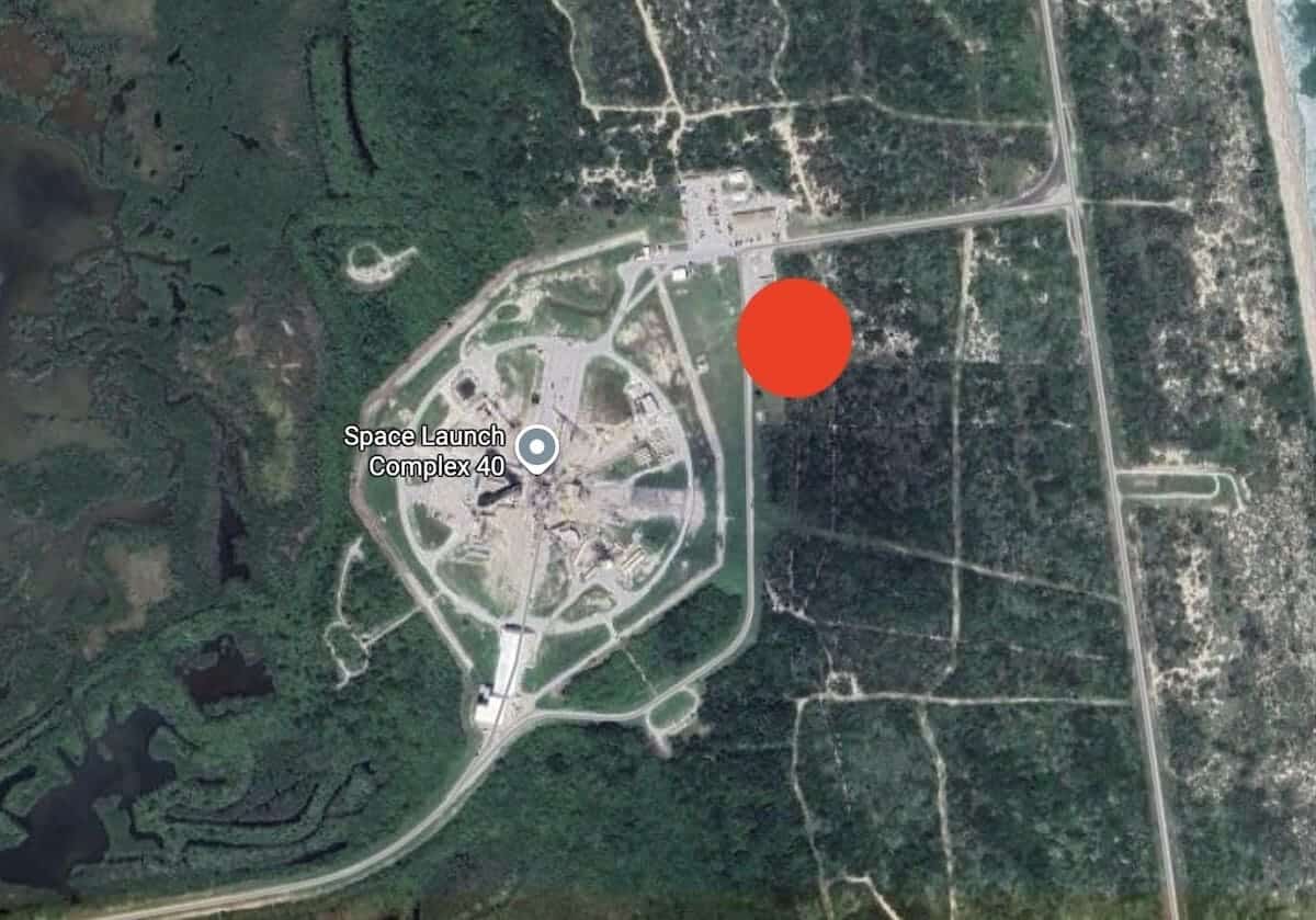 Расположение новой посадочной площадки ракеты SpaceX обозначено красным кругом / © Google Maps / Ars Technica