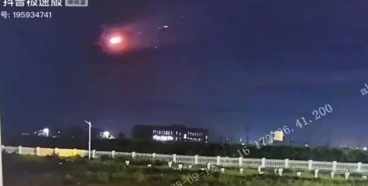 Неизвестный объект в небе над Китаем / © Weibo