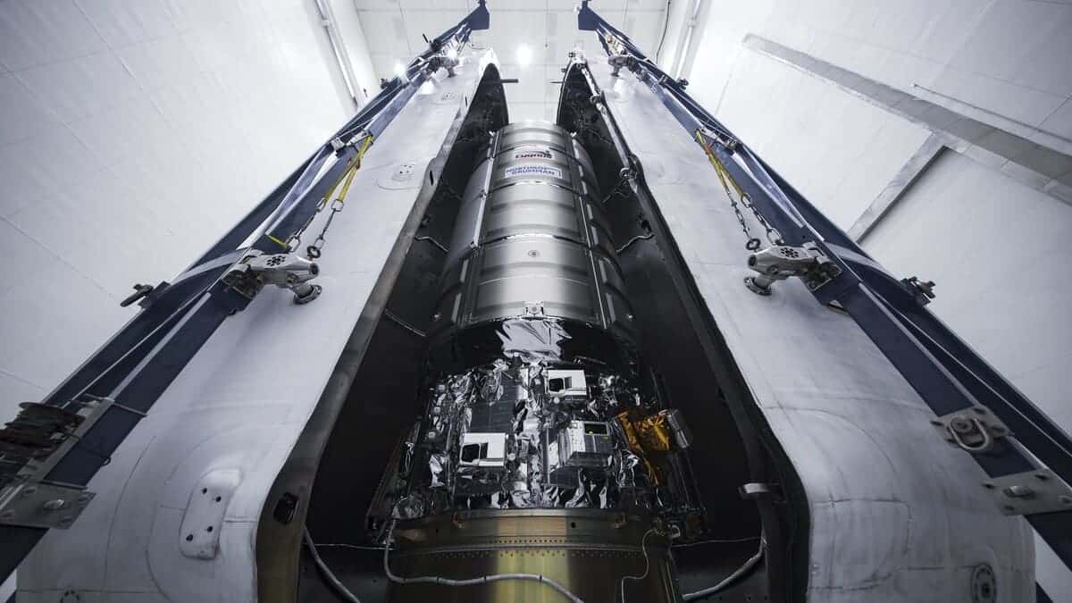 Корабль Cygnus XL внутри обтекателя ракеты Falcon 9 перед запуском / © SpaceX