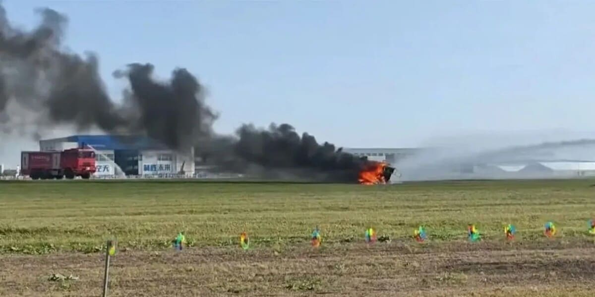 Один из аппаратов XPeng после столкновения с другим СВВП получил серьезные повреждения конструкции и загорелся при падении / © Guancha
