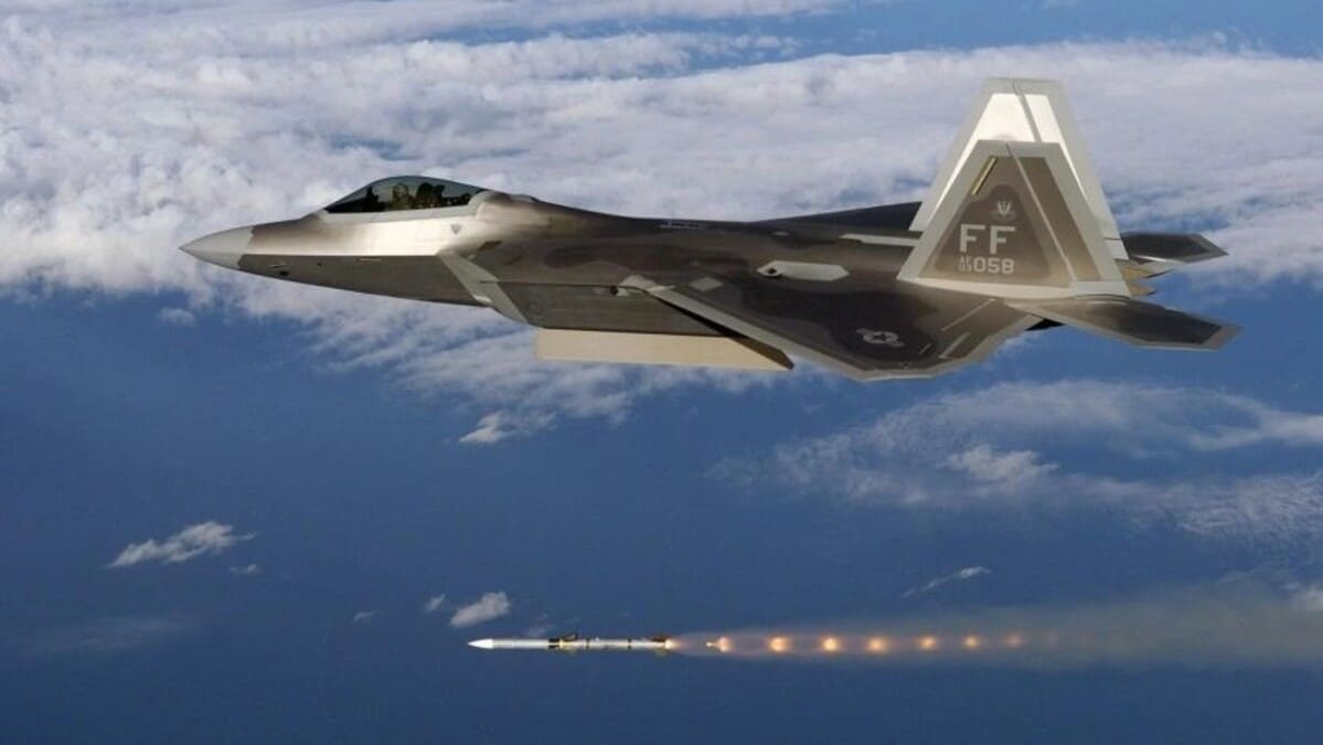 F-22 установил рекорд дальности пуска ракеты AIM-120 AMRAAM / © U.S. Air Force