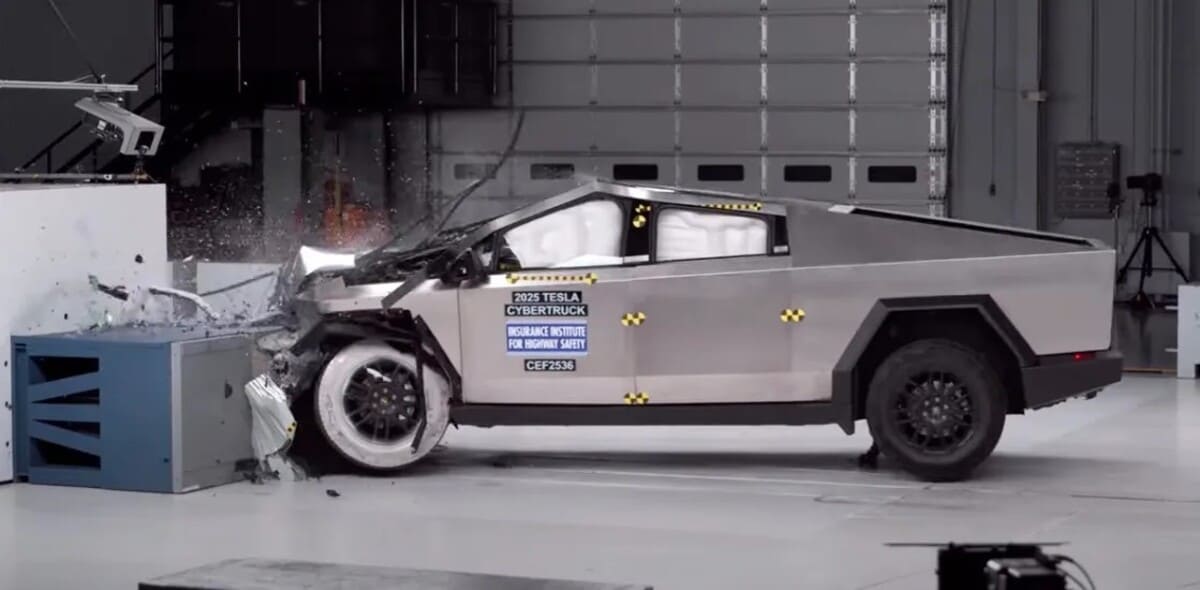 Краш-тест Tesla Cybertruck 2025 года выпуска / © IIHS