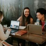 Ученые узнали, как размер группы влияет на ее работу с ИИ