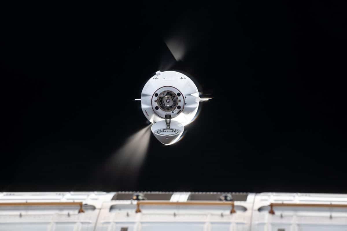 Грузовой космический корабль SpaceX Dragon запускает двигатели Draco / © NASA