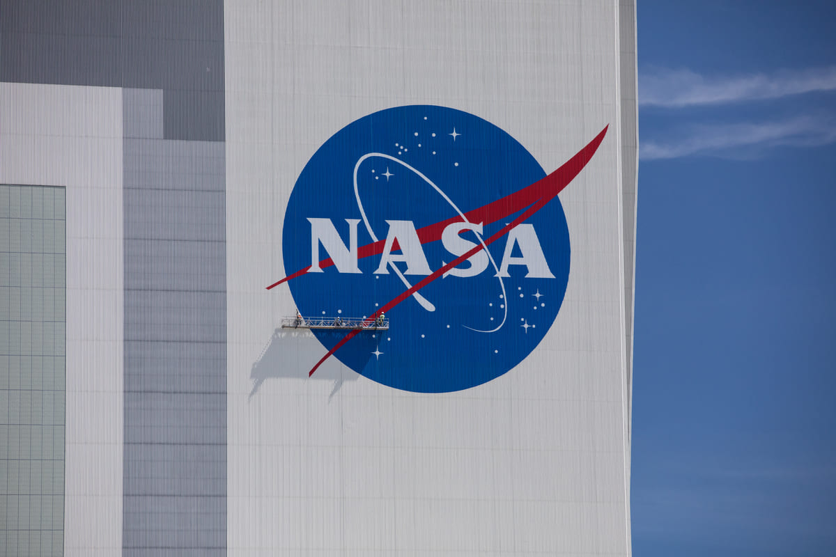 Логотип NASA на здании вертикальной сборки / © NASA / Ben Smegelsky