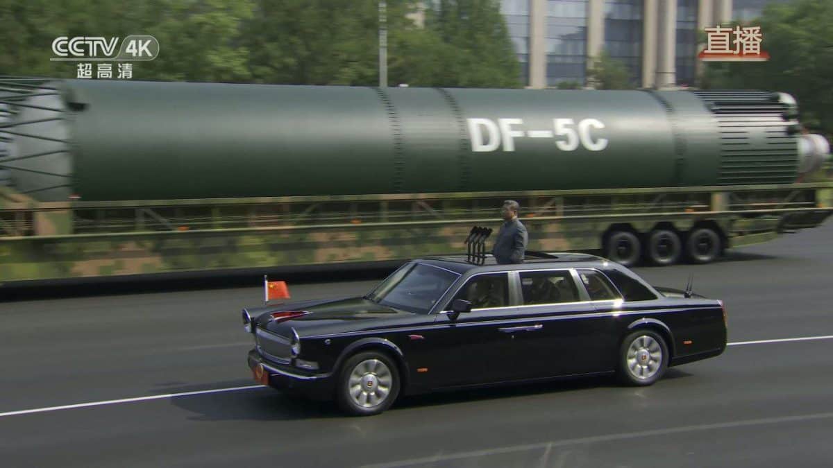 Си Цзиньпин на фоне МБР DF-5C / © CCTV
