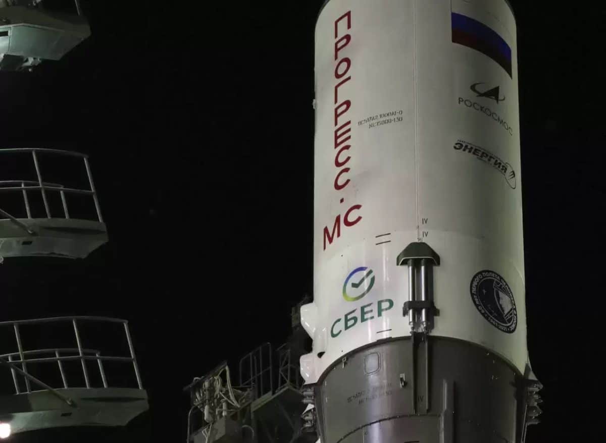 Флаг Сбера на ракете-носителе «Союз-2.1а» / © Космический центр «Южный», «Роскосмос»