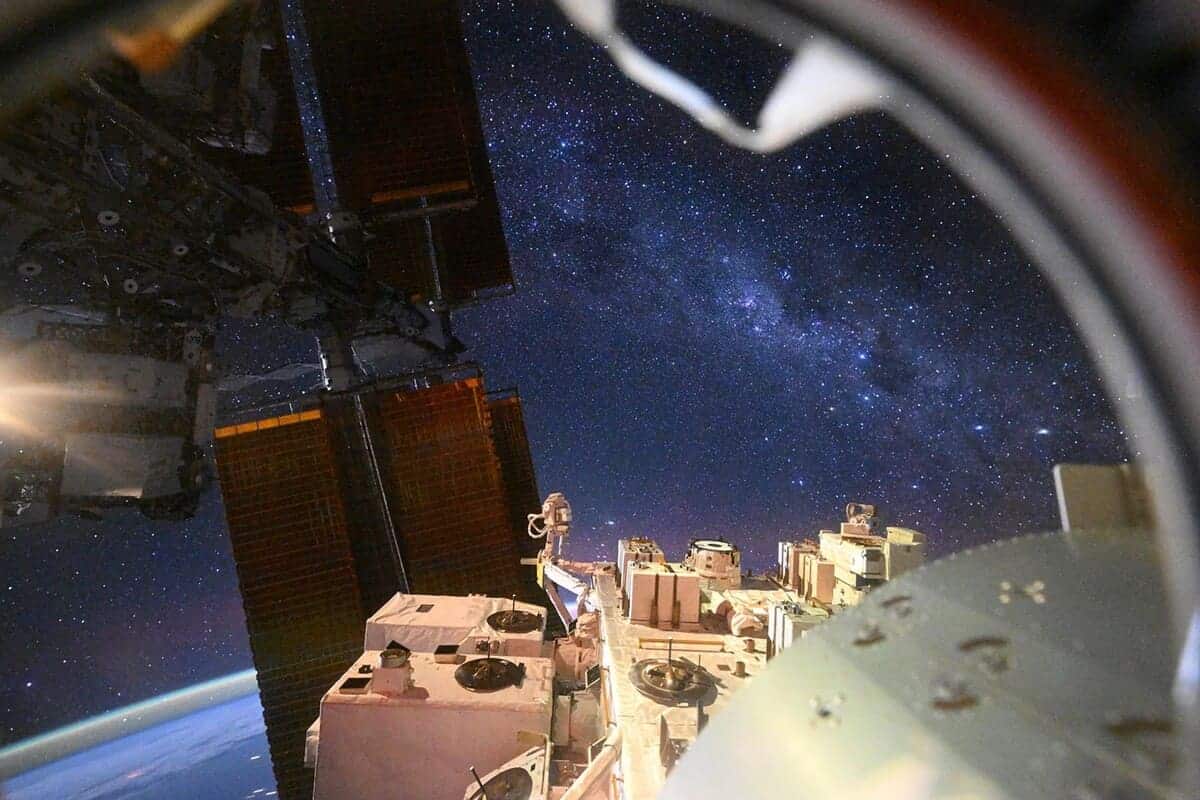   Дуга Млечного Пути на фоне темного неба / © Kimiya Yui / JAXA
