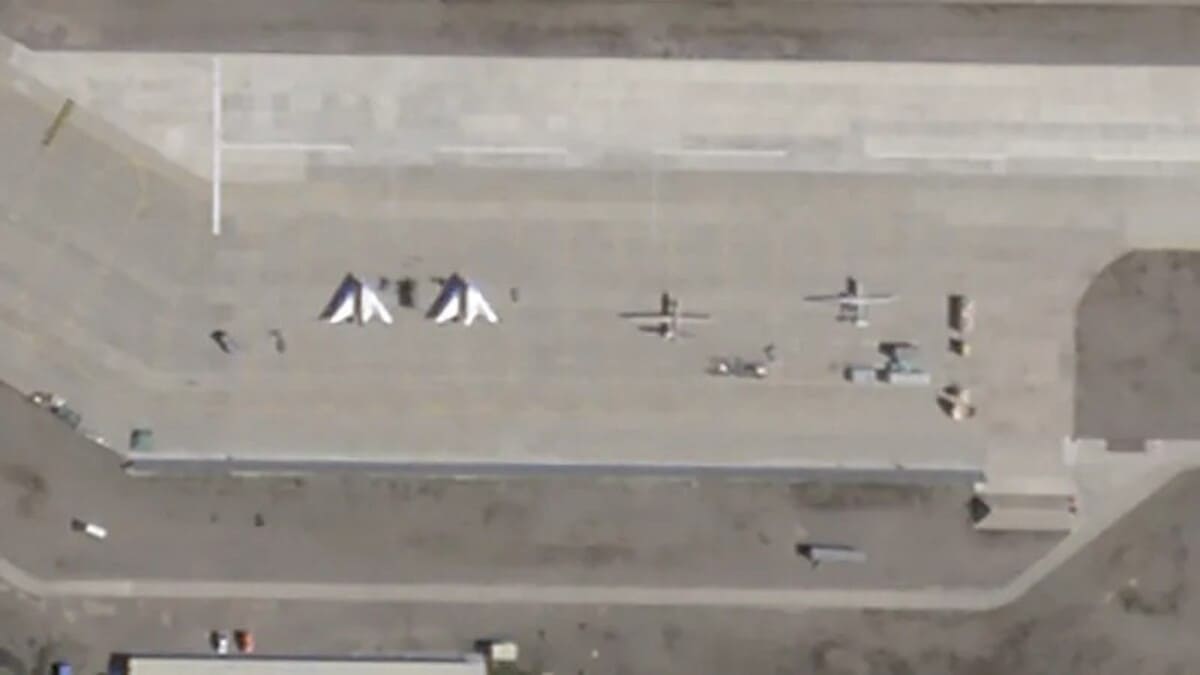 Китайские стелс-беспилотники GJ-11 Sharp Sword на авиабазе в Тибете / © Planet Labs