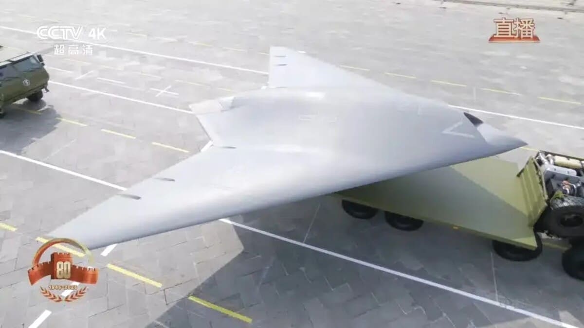 Стелс-беспилотник GJ-11 Sharp Sword на параде / © Weibo