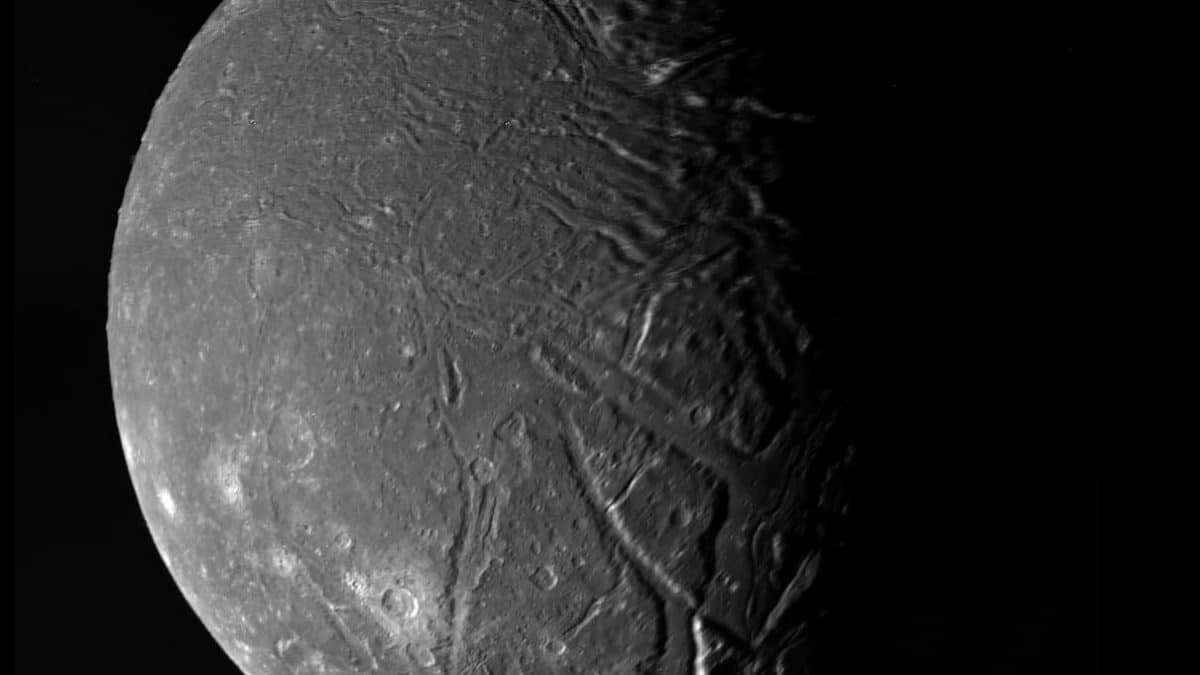 https://naked-science.ru/wp-content/uploads/2025/10/Ariel_in_monochrome-1-1200x675.jpg