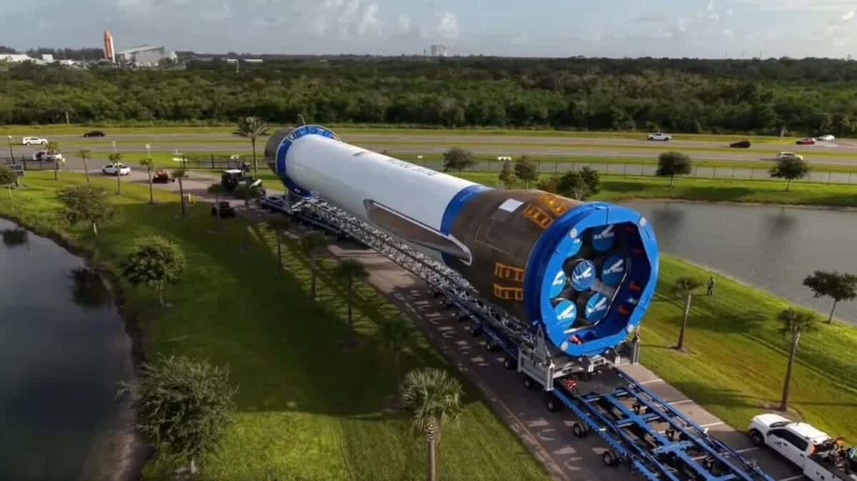 Первая ступень ракеты New Glenn / © Blue Origin