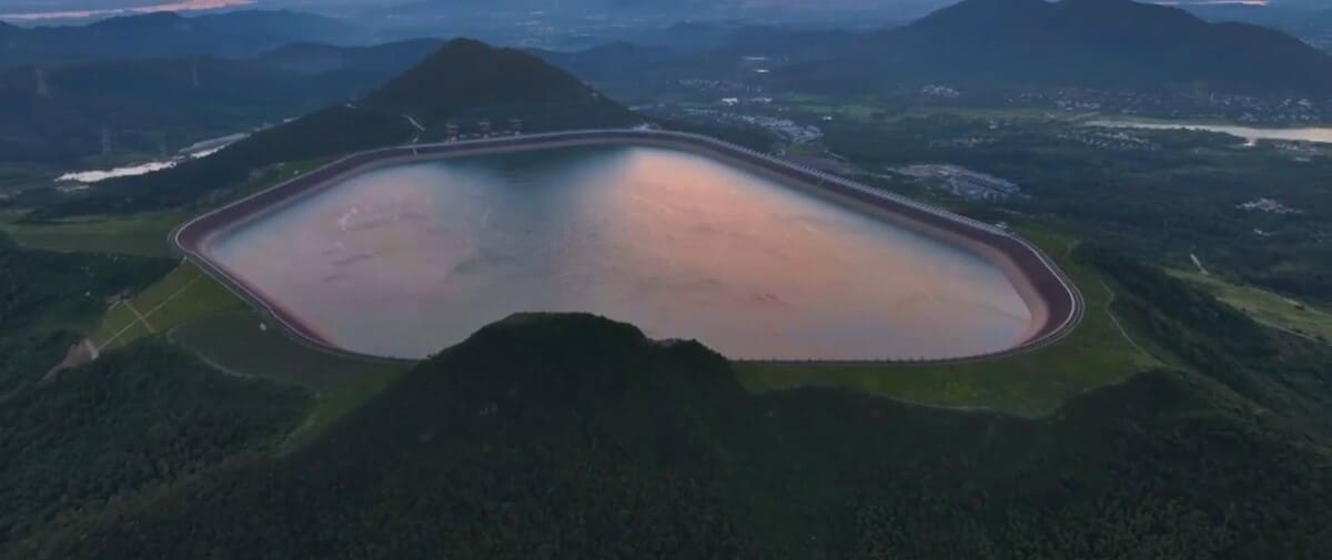 В Китае ввели в эксплуатацию гидроаккумулирующую электростанцию с высочайшей в мире плотиной / © CGTN