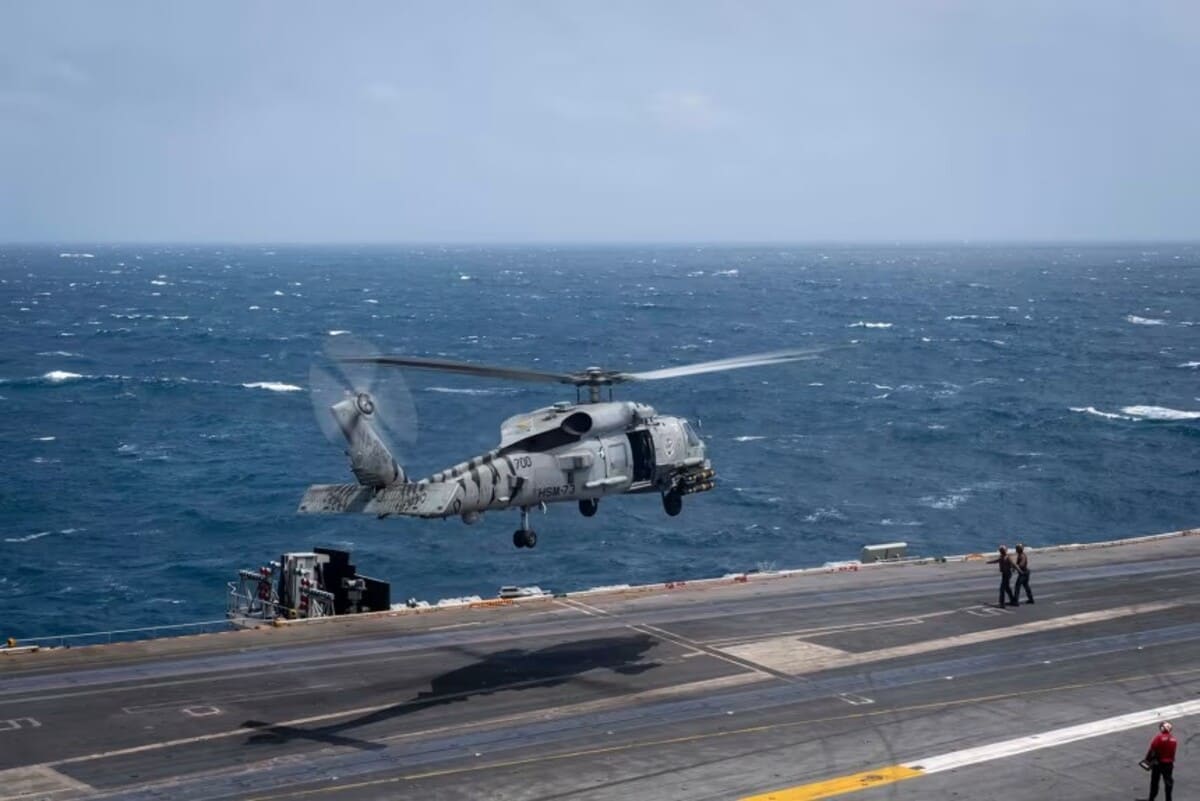 Вертолет MH-60R Seahawk взлетает с палубы авианосца «Нимиц» / © US Navy