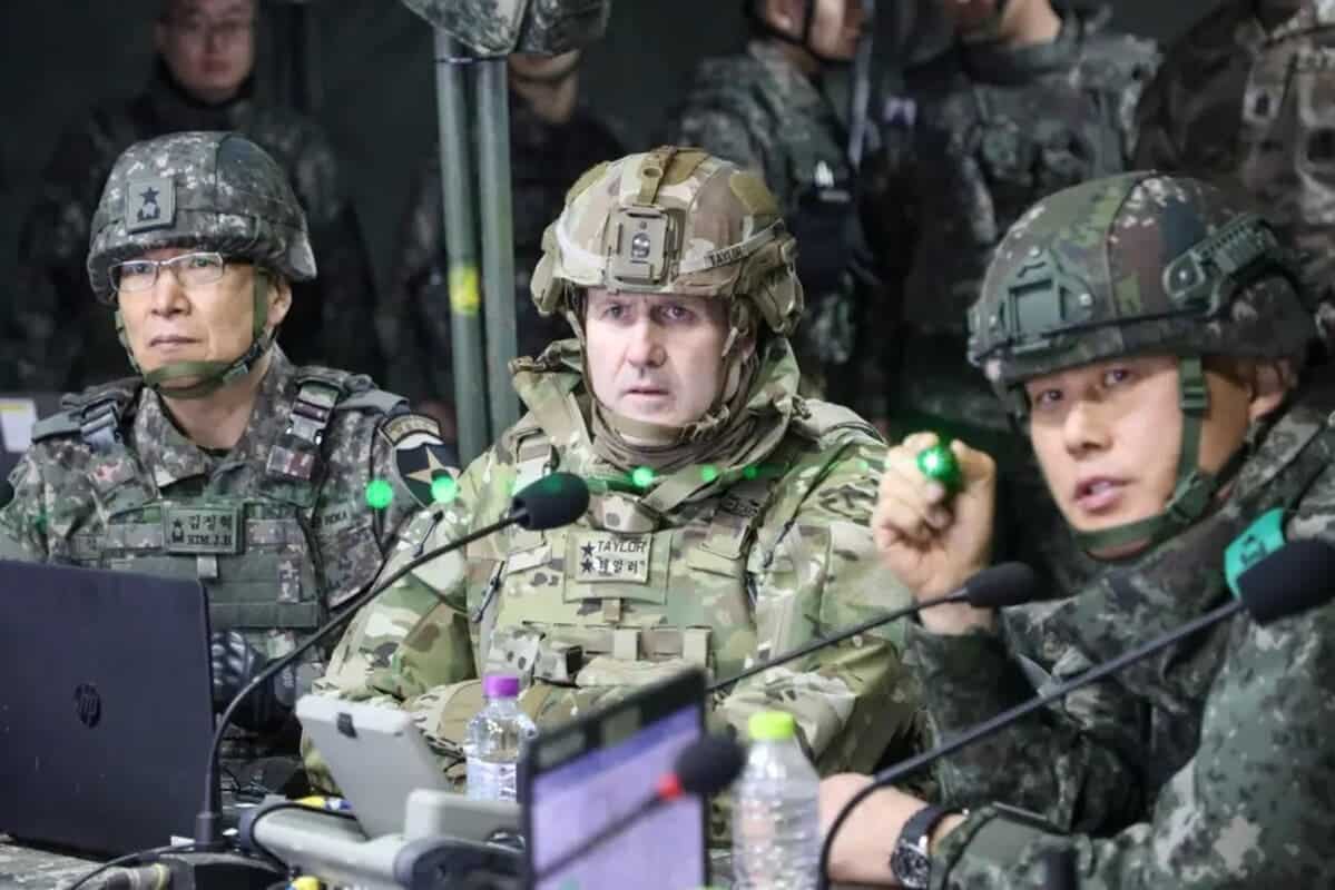 Генерал-майор Уильям Тейлор (в центре) / © Sgt. Liseth Espinel / US Army