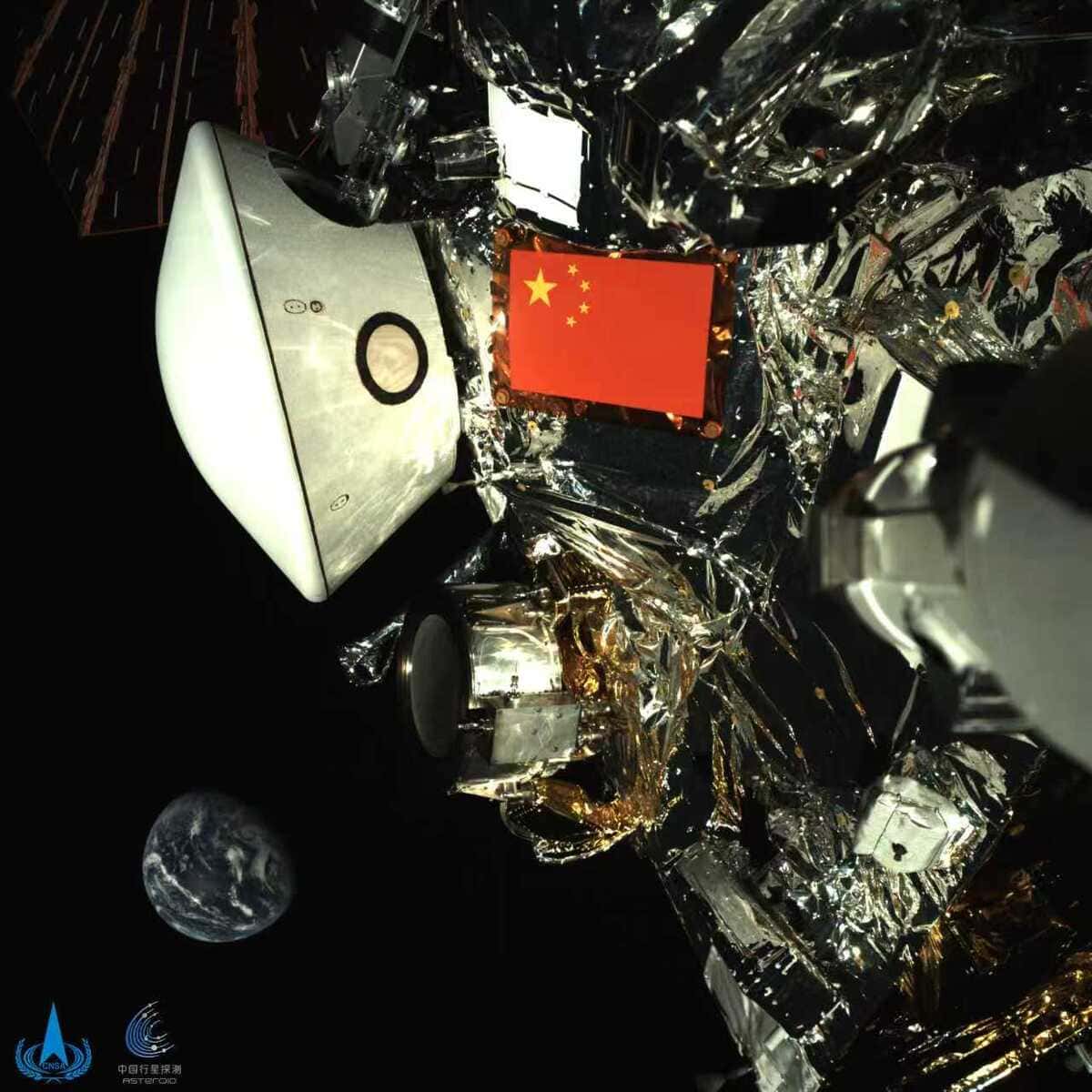 Селфи зонда «Тяньвэнь-2», сделанное при помощи роботизированной руки / © CNSA