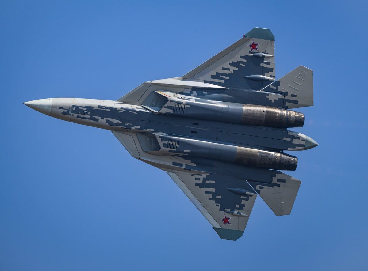 Су-57Э во время демонстрационного полета на международном авиасалоне Aero India 2025 / © RT India