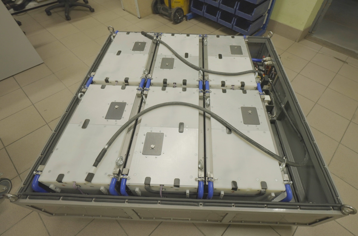 Батарея для юнимобиля со снятой верхней защитной крышкой / © UST Inc.