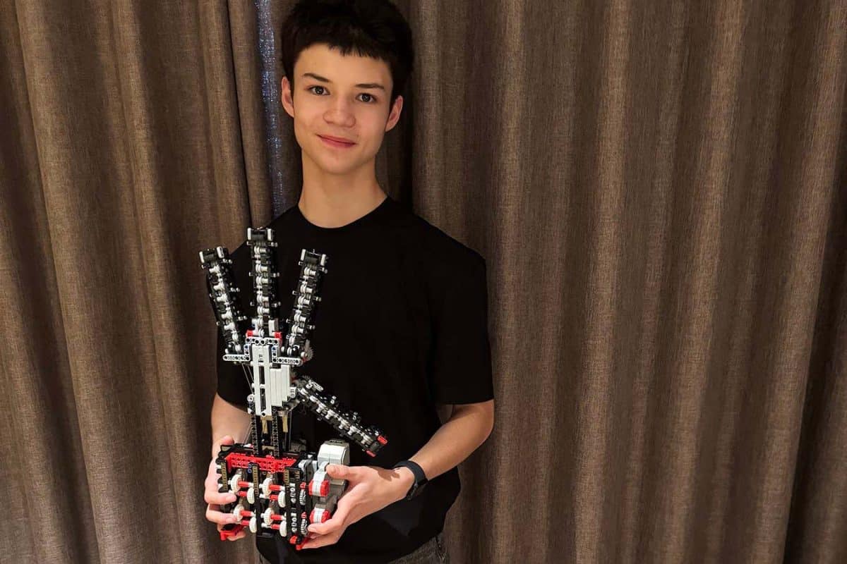 Джаред Лепора с рукой робота, созданной из деталей Lego / © New Scientist / Nathan Lepora