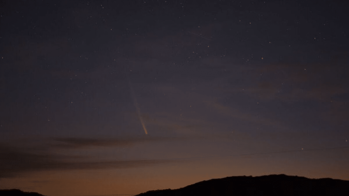 Комета C/2023 A3 (Tsuchinshan-Atlas) над холмами возле деревни Агуаc-Бланкас, департамент Лавальеха, Уругвай / © Mariana Suarez, Getty Images