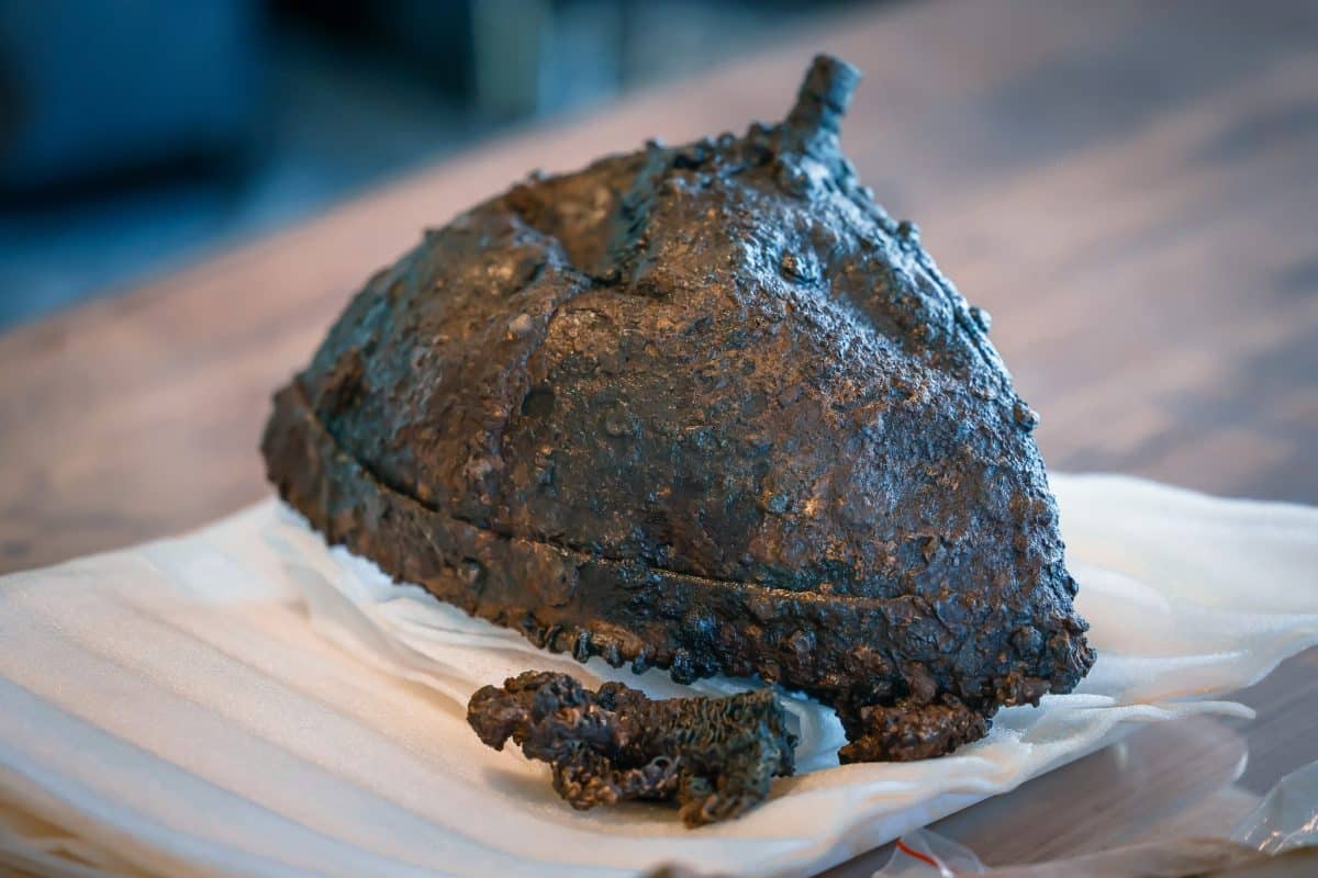 Шлем IX—X веков, найденный в крепости Рустави / © Rustavi History Museum