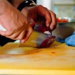 Физики порекомендовали резать лук острым ножом, но медленно