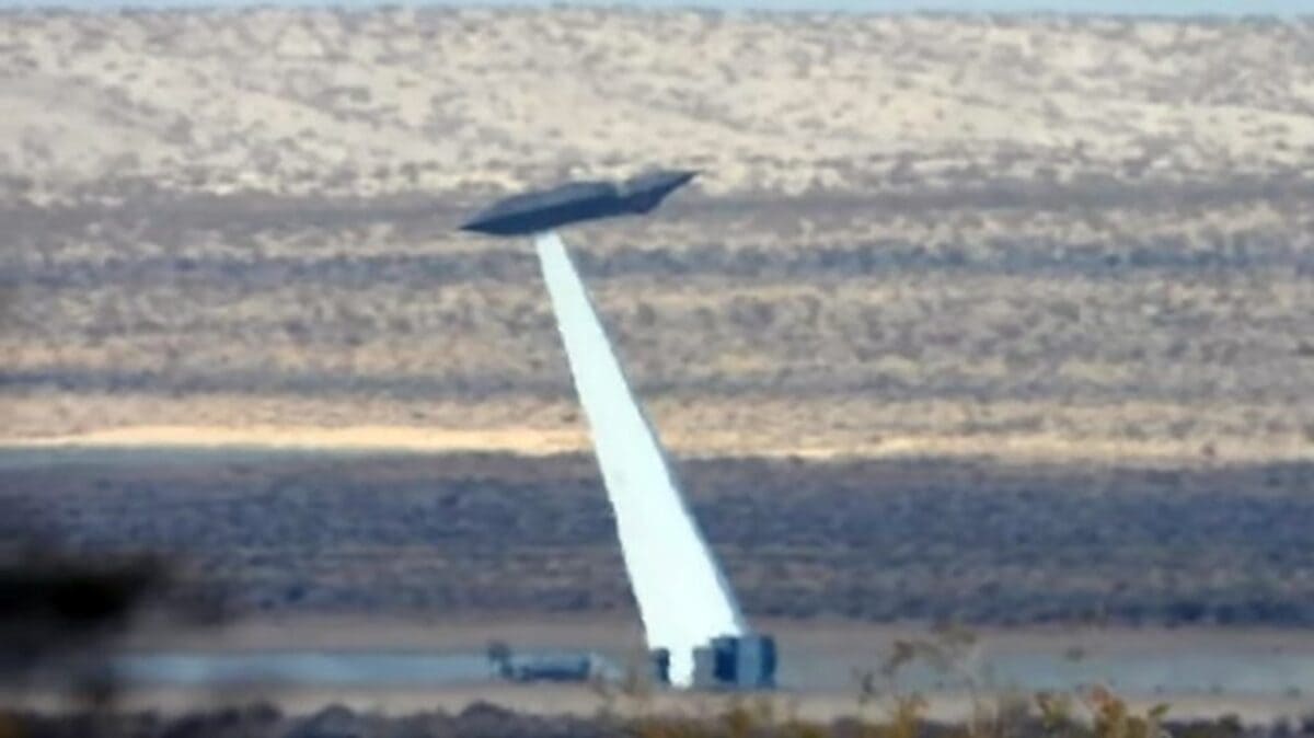 Неизвестный объект заметили на секретном полигоне Lockheed Martin по испытанию стелс-технологий / © Uncanny Expeditions