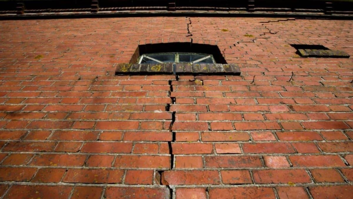 Трещина в стене дома, возникшая после землетрясения в районе Гронингенского газового месторождения в Нидерландах