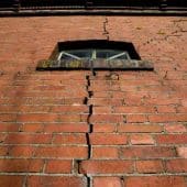 Трещина в стене дома, возникшая после землетрясения в районе Гронингенского газового месторождения в Нидерландах