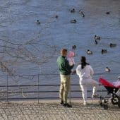 родители на прогулке