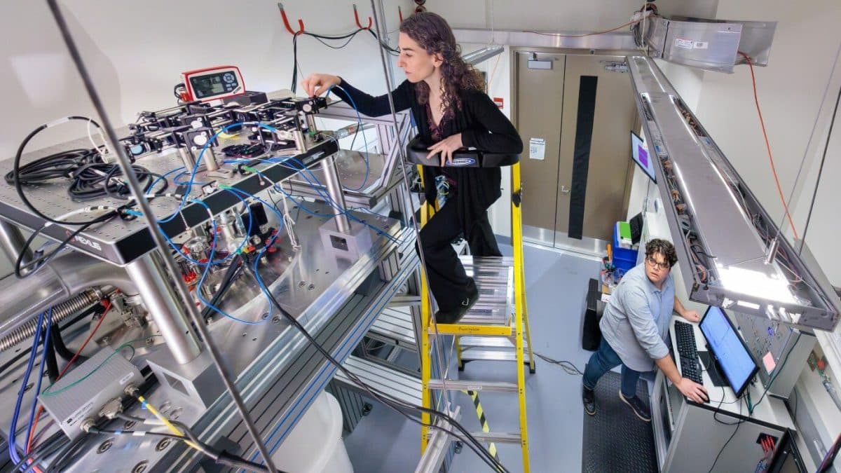 Физики разработали молекулярные кубиты, работающие на частотах мобильной связи