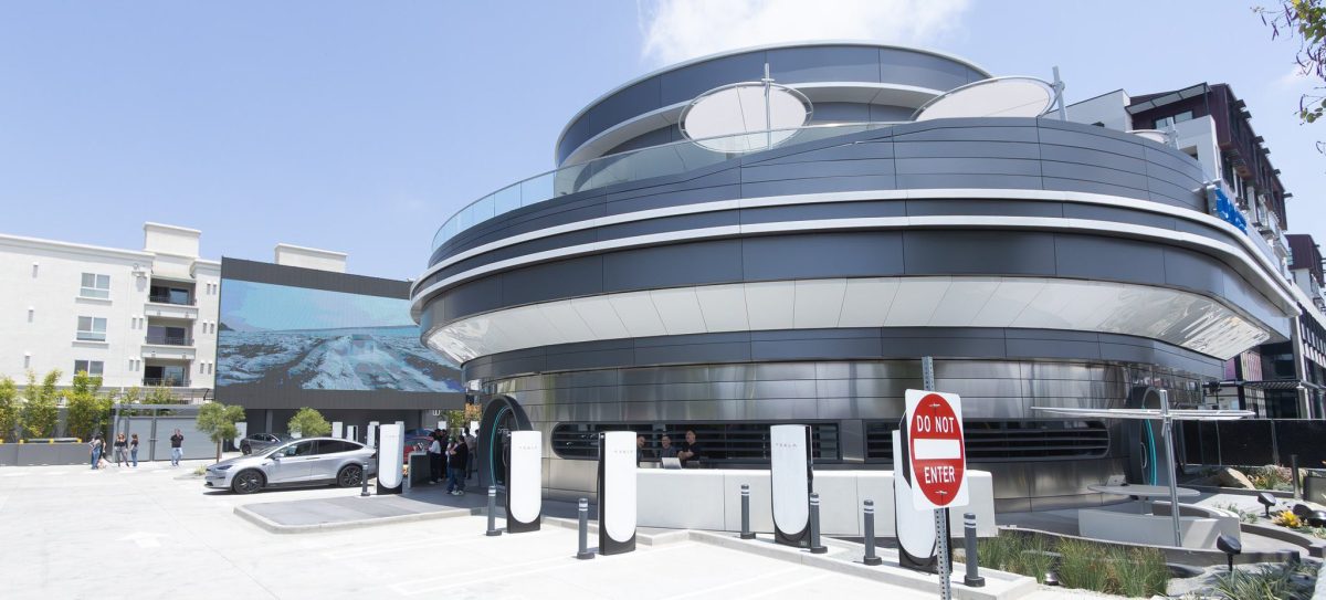 Tesla Supercharger Diner / © Matt Hartman, Tesla