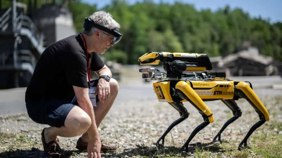 Человек и робот-пес / © Getty Images