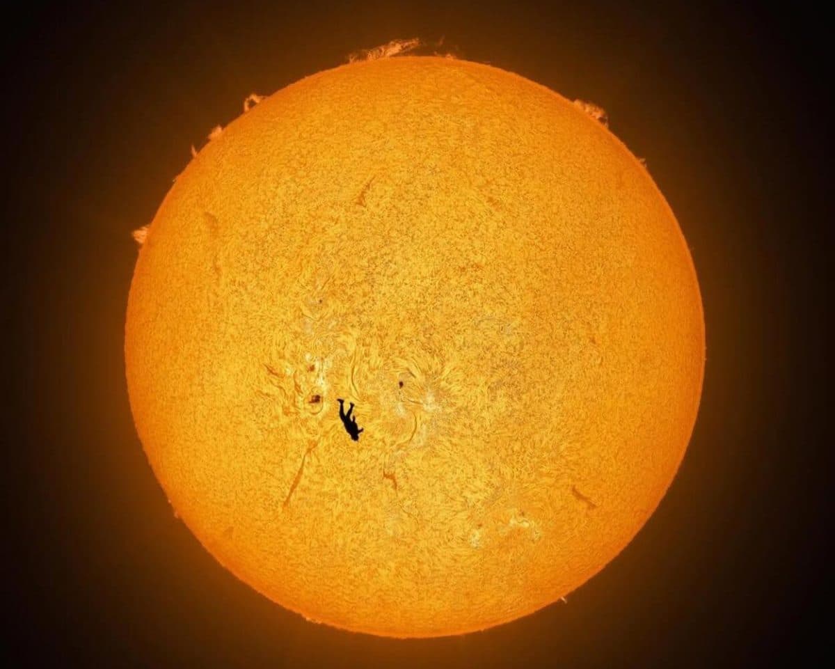 Фотограф парашютиста на фоне Солнца «Падение Икара» / © Andrew McCarthy 