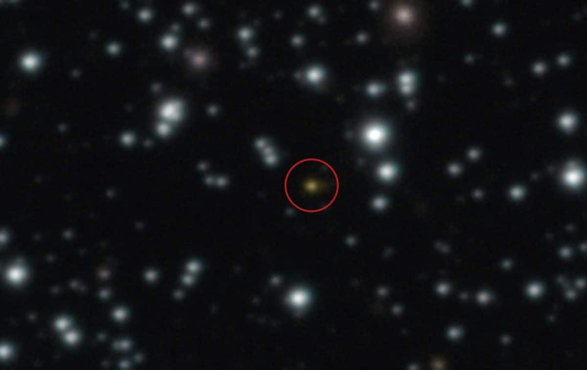 GRB 250702B (обведен красным). Снимок сделан 3 июля с помощью инфракрасной камеры HAWK-I / © ESO / A. Levan, A. Martin-Carrillo et al