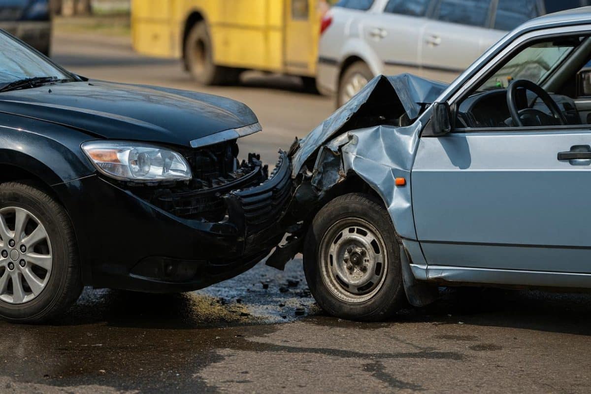 Сгенерированное изображение автомобильной аварии / © ИИ-генерация, ChatGPT
