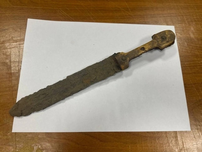 Кинжал XIX века, найденный в Выборге / © Центр спасательной археологии