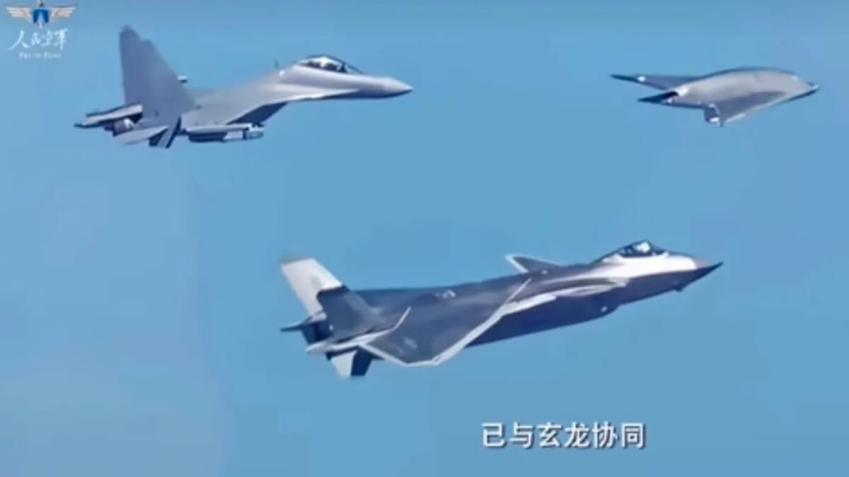 Ударный беспилотник GJ-11 с истребителями J-20 / © Weibo 