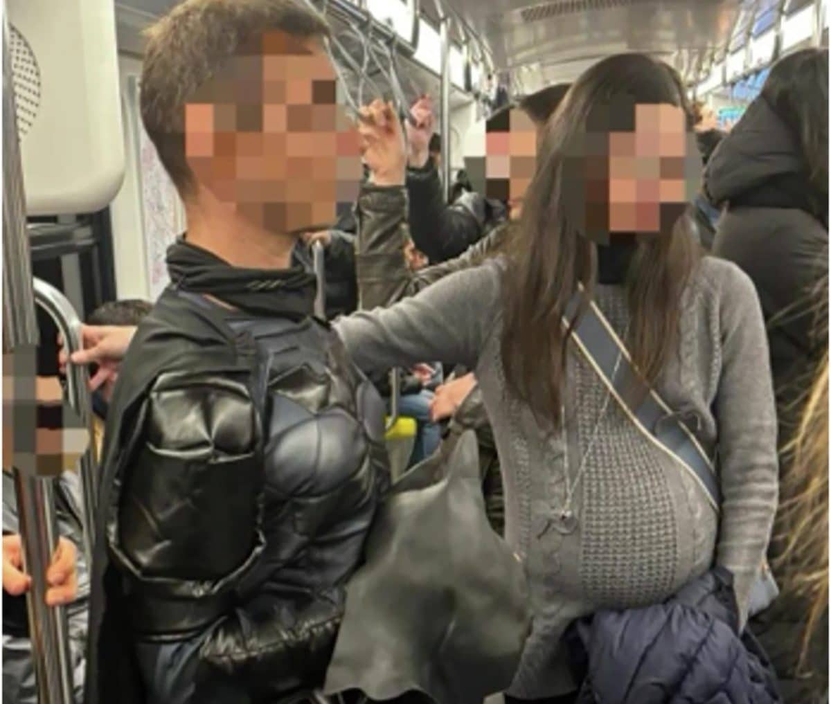 «Беременная женщина» и «Бэтмен» в вагоне метро. Фото постановочное и используется для иллюстрации. Оно не отражает расстояние в три метра, которое соблюдали экспериментаторы / © Mental Health Research
