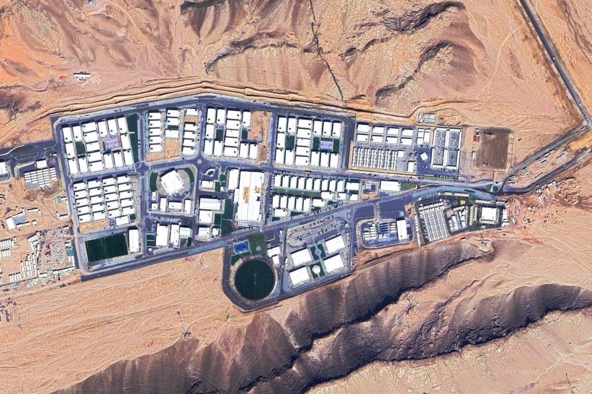 Лагерь рабочих недалеко от «Тройены» / © Airbus / Maxar Technologies