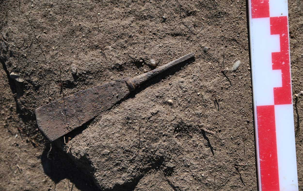 Бронзовый инструмент