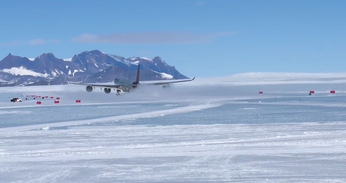 Впервые на антарктическом льду приземлился гигант Airbus A340-600 / © European Cargo