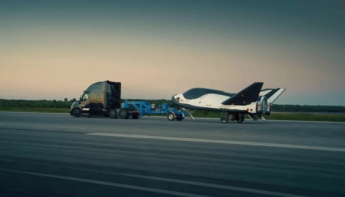 Испытания космического челнока Dream Chaser на бывшей взлетно-посадочной полосе шаттлов в Космическом центре имени Кеннеди / © Sierra Space