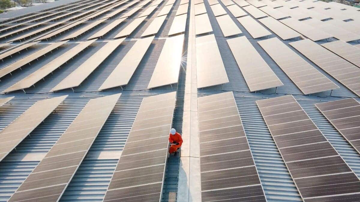 Солнечные панели на крыше здания / © Getty Images