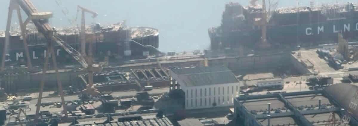 Строительство авианосца Type 004 / © Weibo