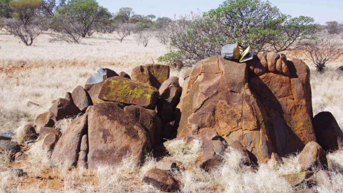 Геологи сравнили древние породы с лунными и выяснили, когда на Земле возникли континенты и как образовалась Луна