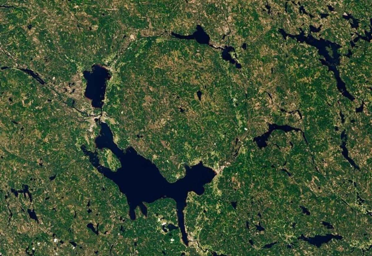 Древний ударный кратер Сильян