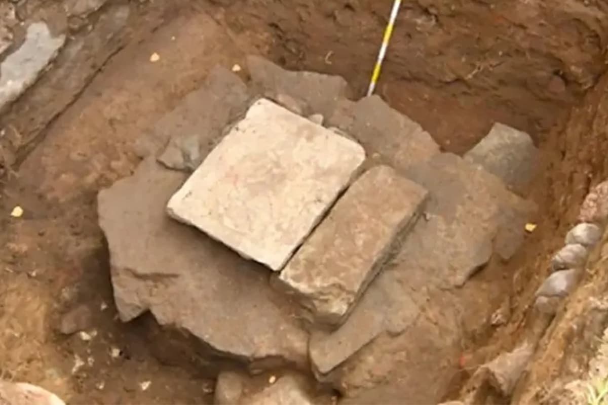 Гербовый камень XV века в канализационном коллекторе Выборга / © Центр спасательной археологии